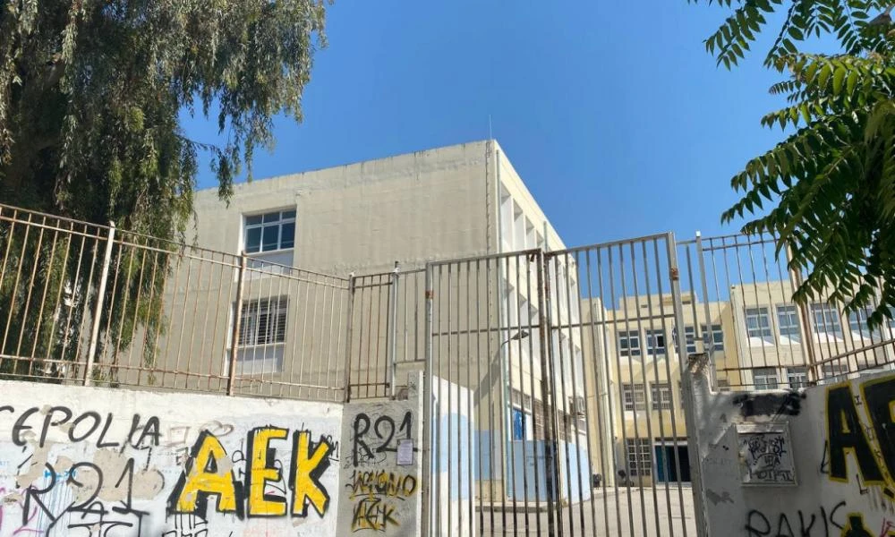 Σεπόλια: "Ο διευθυντής του σχολείου έχει μαχαίρια στο συρτάρι του"